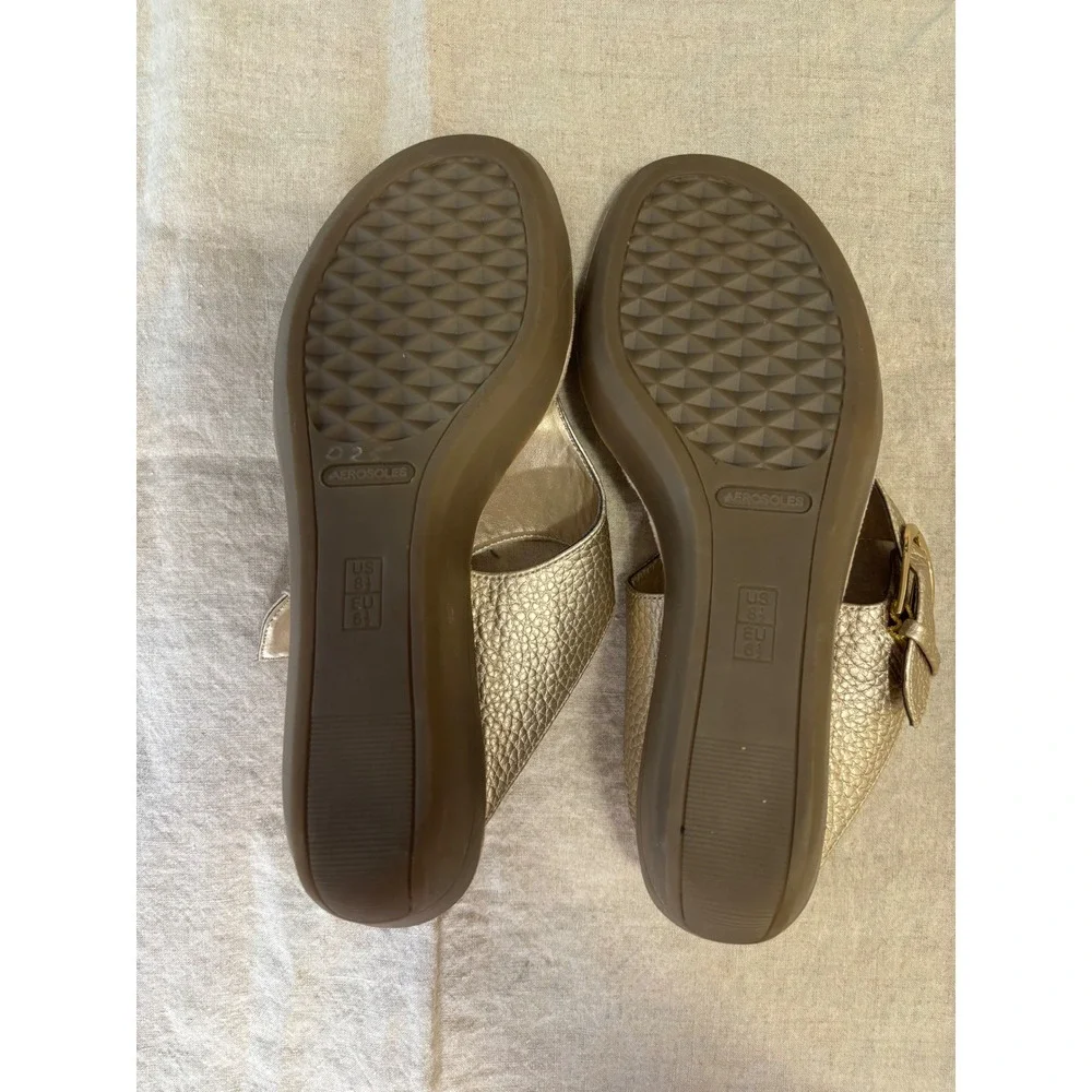 Aerosoles Thong Wedge Heel Sandals 8.5 Gold Metallic Slip On Comfort